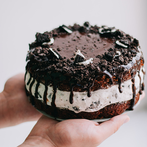 a photo of an oreo ice cream cake